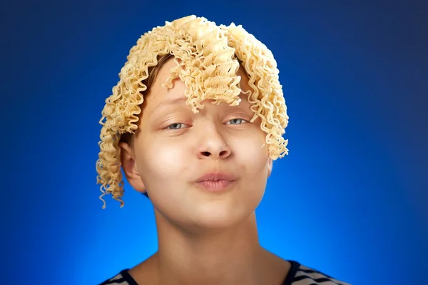 Engraçado adolescente menina com macarrão em vez de cabelo — Fotografia de Stock