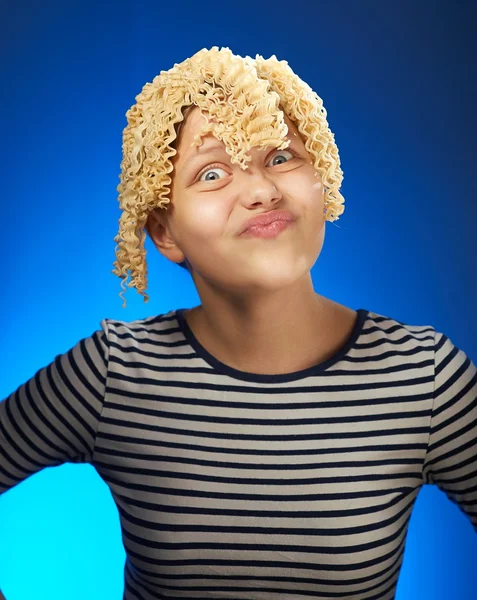 Funny teen girl avec des macaronis à la place des cheveux — Photo