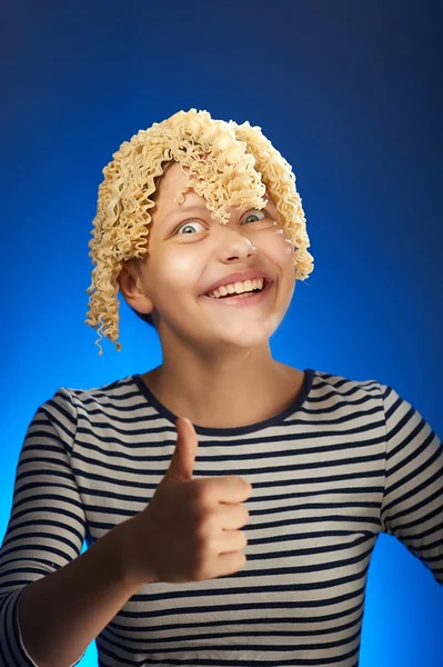 Funny teen girl avec des macaronis à la place des cheveux — Photo