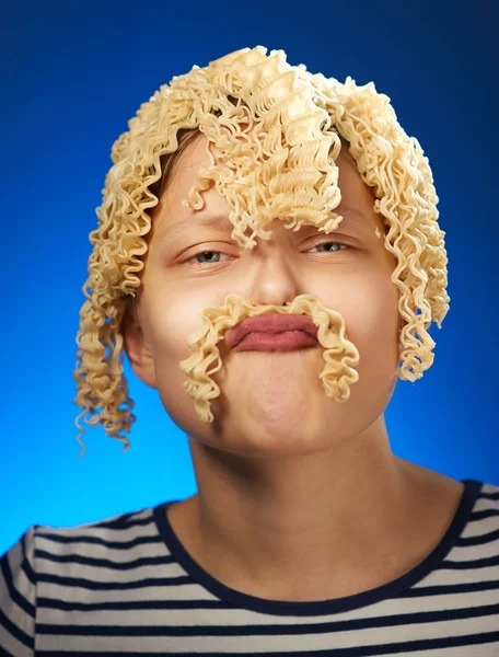 Grappig tiener meisje met macaroni in plaats daarvan haar — Stockfoto