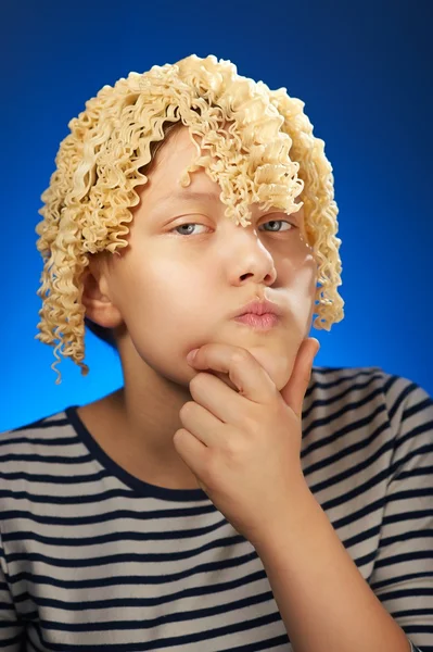 Αστείο κορίτσι έφηβος με μακαρόνια αντί μαλλιά — Φωτογραφία Αρχείου