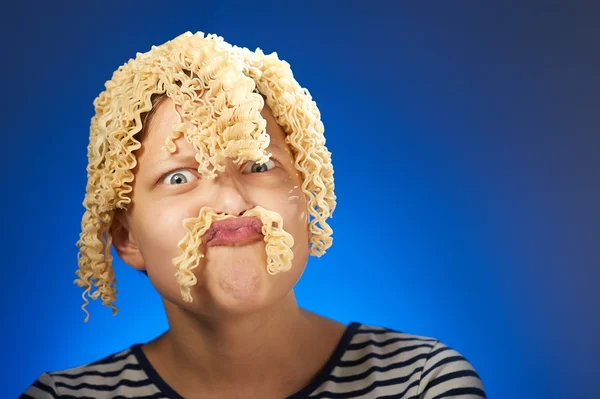 滑稽的青少年女孩吃通心粉时相反的头发 — 图库照片