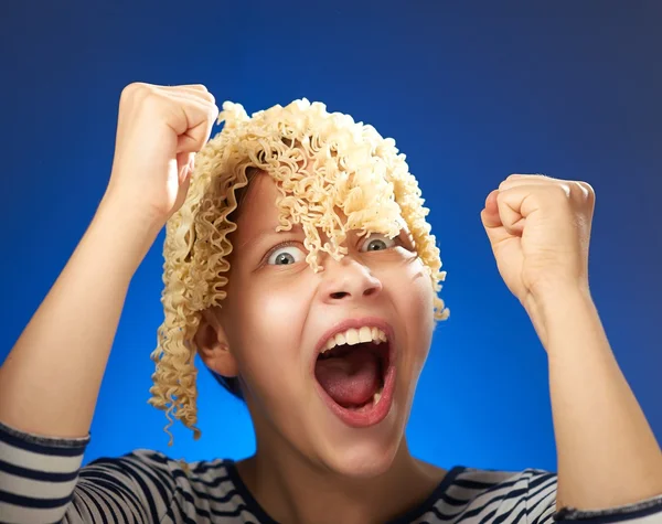 Grappig tiener meisje met macaroni in plaats daarvan haar — Stockfoto