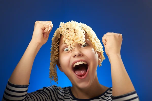 Grappig tiener meisje met macaroni in plaats daarvan haar — Stockfoto