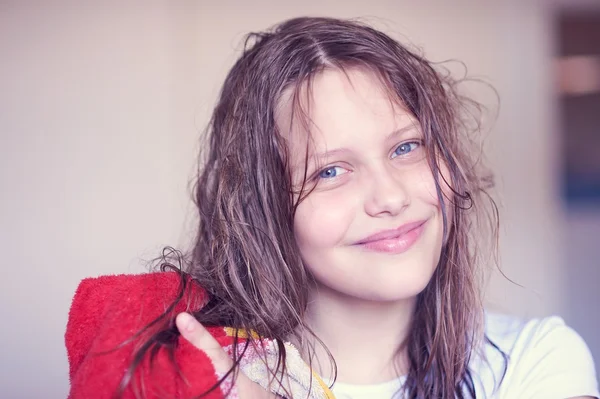 Belle jeune fille heureuse avec les cheveux mouillés — Photo