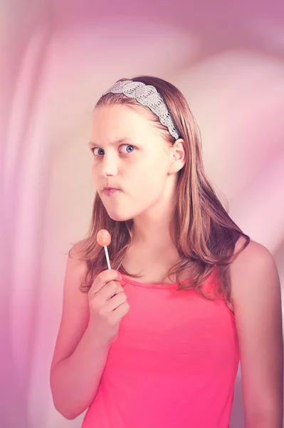 Lustige Teenager Mädchen essen Lollypop — Stockfoto