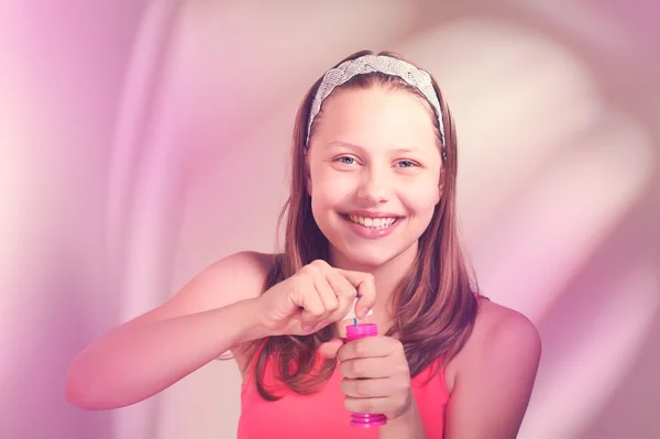石鹸の泡と幸せな十代の少女 — ストック写真