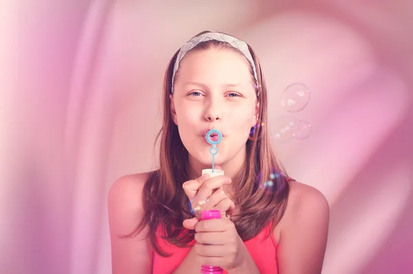 Joyeux adolescent fille souffler des bulles de savon — Photo