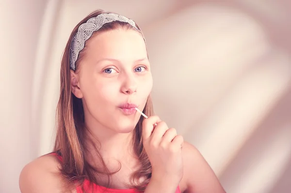 Grappig tiener meisje eten lolly — Stockfoto