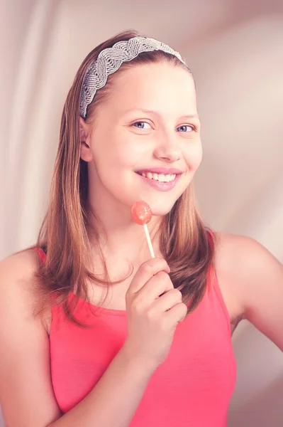 Happy teen girl holding lollipop — Stock Photo, Image