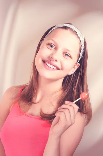 Happy teen girl holding lollipop — Stock Photo, Image