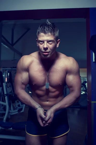 Knappe jongen die zich voordeed. bodybuilder — Stockfoto