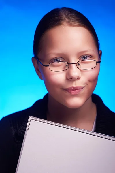 Jeune femme d'affaires en lunettes tient dossier et souriant — Photo