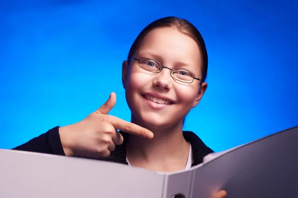 Mladá podnikatelka v brýlí ukazuje na složku s prstem — Stock fotografie