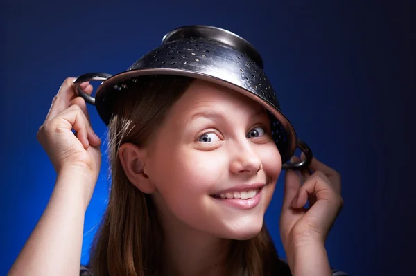 Ragazza con un colabrodo in testa — Foto Stock