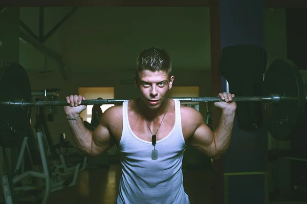 Man doen oefeningen met barbell Stockfoto