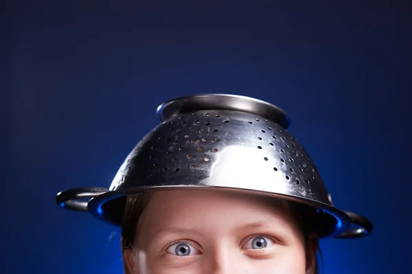 Menina com um escorredor na cabeça — Fotografia de Stock