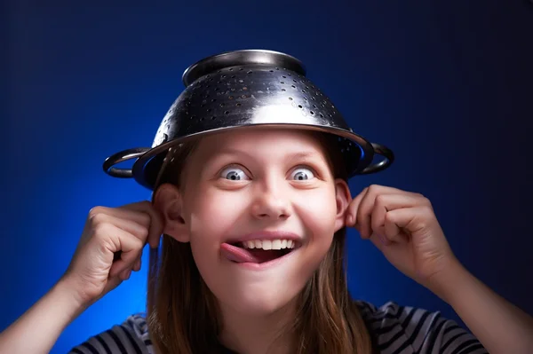 Κορίτσι με ένα σουρωτήρι στο κεφάλι της — Φωτογραφία Αρχείου