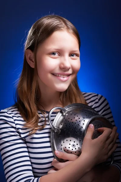Adolescente chica sosteniendo colador y sonriendo — Foto de Stock