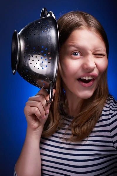 Tiener meisje houden vergiet en grimassen — Stockfoto