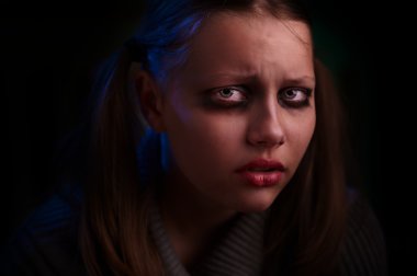 depressief tiener meisje zit en kreten