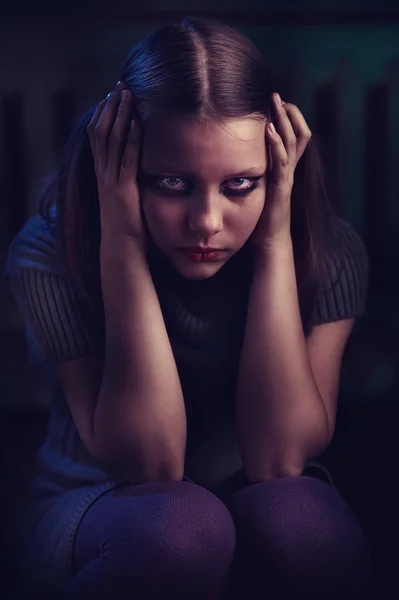 Депрессивная девочка сидит и плачет — стоковое фото