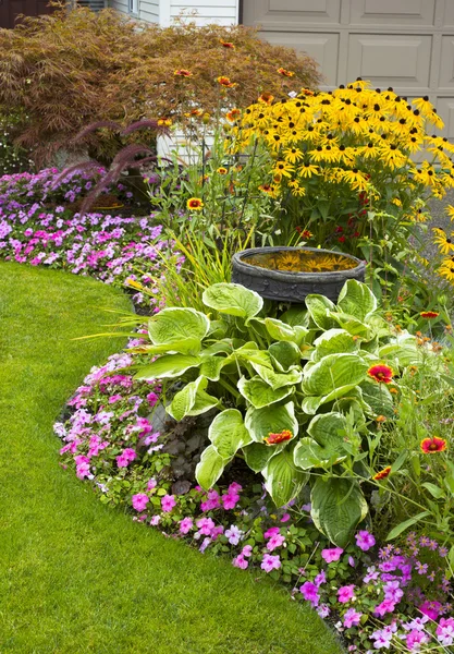 아름 다운된 야드 및 정원 스톡 이미지