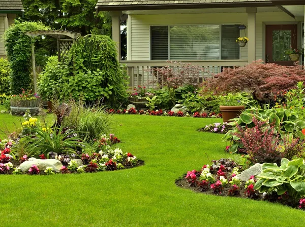 Verzorgde tuin Stockafbeelding