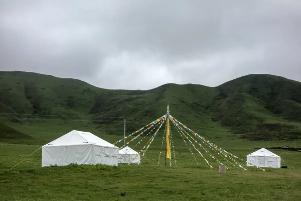 Coloridas banderas budistas y tiendas de campaña en las montañas — Foto de Stock