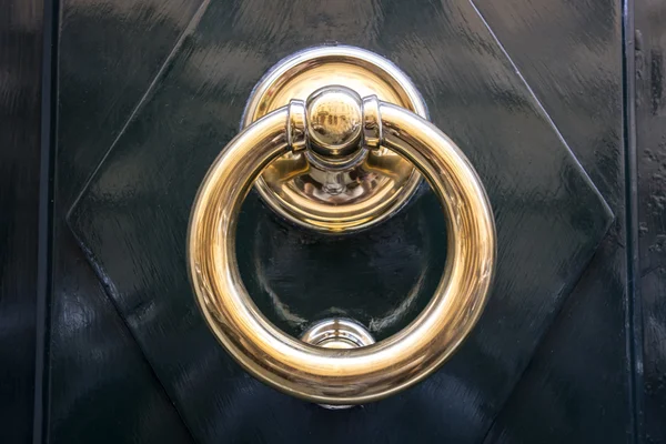 Círculo puerta-manija de hierro —  Fotos de Stock