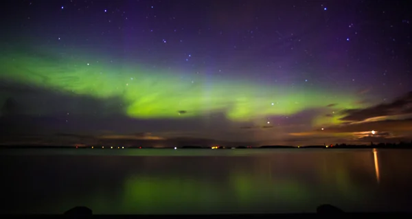 Luzes do norte sobre o lago — Fotografia de Stock