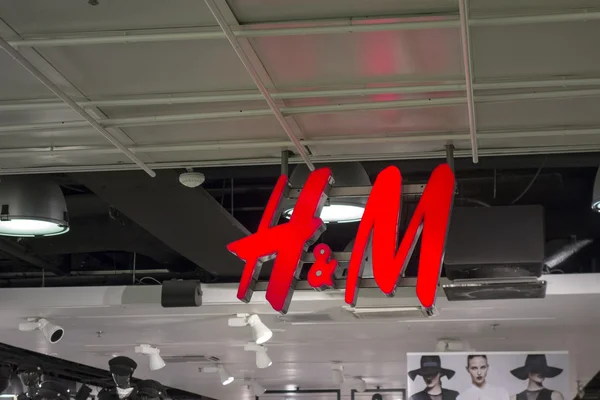 H & m Logo und Store — Stockfoto