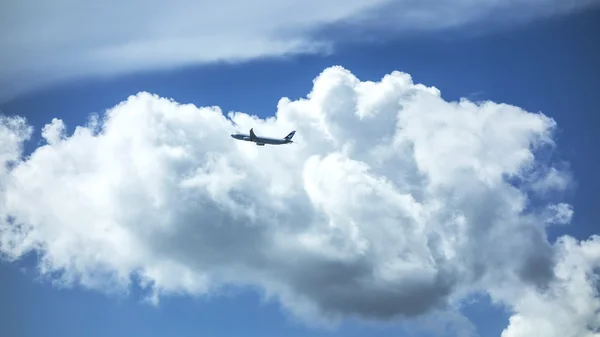 Flugzeug und der Himmel — Stockfoto
