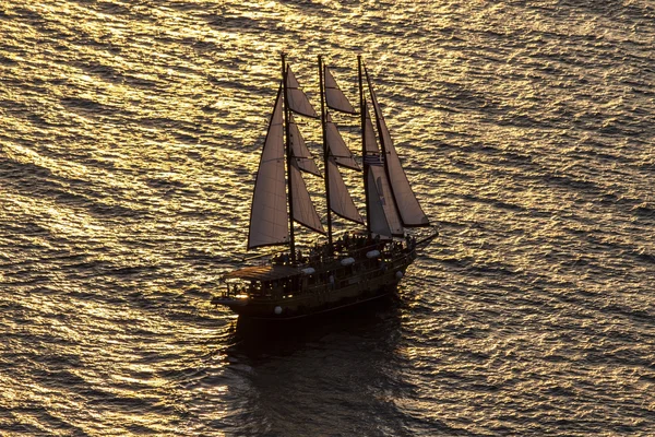 Segelbåt och solnedgång i santorini, Grekland — Stockfoto