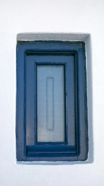 Okno niebieski i biały dom — Zdjęcie stockowe