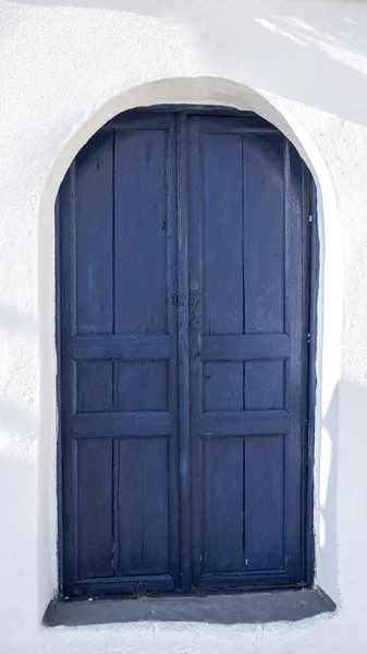 Porte bleue et maison blanche à Santorin — Photo