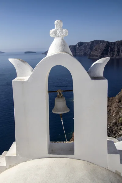 Weiße Kirche, blaues Meer und blauer Himmel — Stockfoto