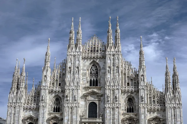 Fasada katedry duomo, Mediolan — Zdjęcie stockowe