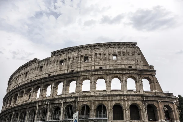 Vue du célèbre Colisée antique de Rome — Photo