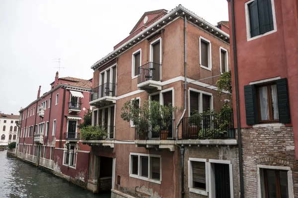 Gamla färgglada tegelhus i Venedig — Stockfoto