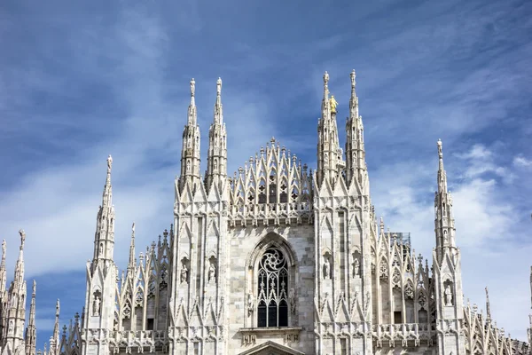 ミラノ大聖堂ドゥオーモのファサード — ストック写真