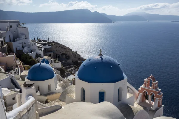 Blauwe en witte kerk van het dorp oia, santorini — Stockfoto