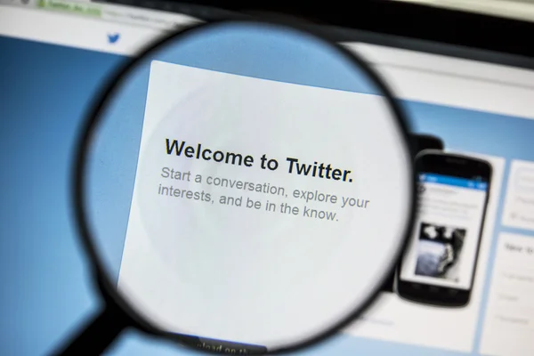 Twitter website under a magnifying glass — Stock Photo, Image