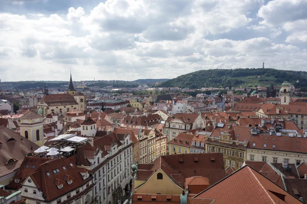Красная крыша зданий в Праге — стоковое фото