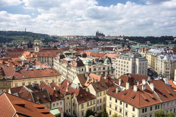 Röda tak av byggnaderna i Prag — Stockfoto