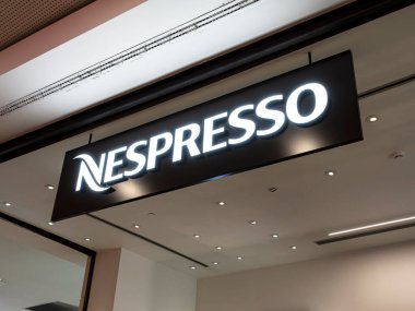 Funchal, Portekiz - 23 Ekim 2021: Nespresso mağaza tabelası. Nespresso, İsviçre 'nin Lozan şehrinde bulunan bir Nestl Grubu operasyon birimidir..
