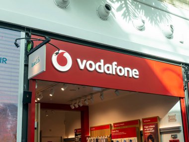 Funchal, Portekiz - 23 Ekim 2021: Vodafone mağaza tabelası. Vodafone, İngiliz çokuluslu telekomünikasyon şirketi..