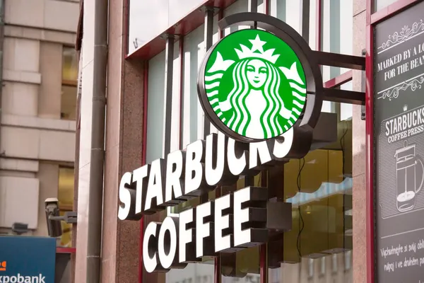 2015年12月22日 チェコ共和国プラハ スターバックスのコーヒーサイン スターバックスコーヒー スターバックスコーヒー シアトルに設立されたアメリカのコーヒーショップチェーン — ストック写真