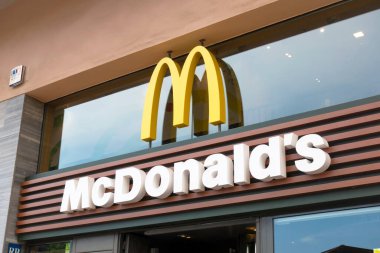 Barselona, İspanya - 9 Mayıs 2022. McDonald 's restoran tabelası. McDonald 's bir Amerikan fast food şirketi.