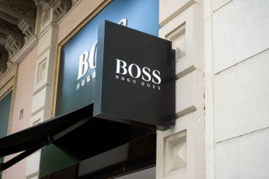 Barselona, İspanya - 9 Mayıs 2022 Hugo Boss mağaza tabelası. Hugo Boss lüks bir Alman moda evi.